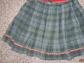 Super sød varm nederdel i uld , 8 år