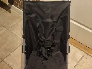 Yderst velholdt paraplyklapvogn