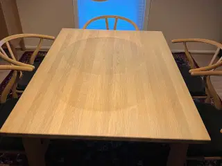 Spisebord i massivt egetræ