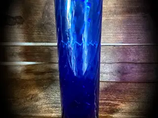 * Smuk gammel cylindervase i blåt glas - fra Holme