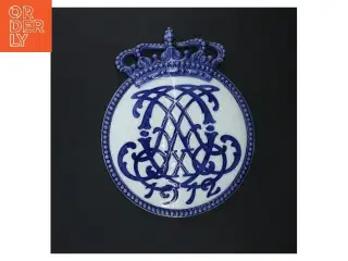 Porcelænsplakette med krone og blå dekoration fra Royal Copenhagen (str. Ø 19 cm)