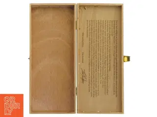 Trææske med signatur og tekst fra Tina Jacobsen (str. 27x12 cm)