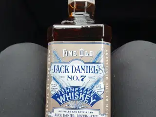 Jack Daniels. Fine old. No.7.