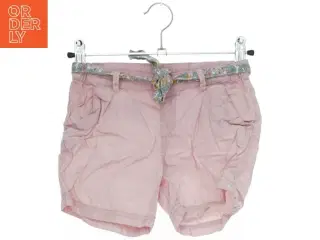 Lyserøde shorts med blomstret bælte fra H&M (str. 116)