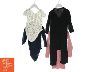 2 bodystockings, en heldragt og en natkjole (Str. 92)