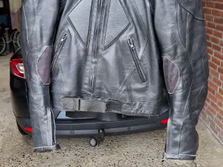 Motorcykeludstyr hjelm læderbukser og jakke