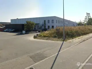 Højloftet lager med lille kontor og god tilgængelighed