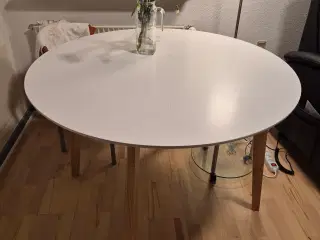 Pænt charmerende Spisebord og 2 stole