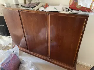 Dækketøjsskab