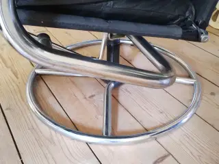 Læder stol med skammel.