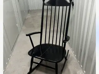 Sort gyngestol i træ
