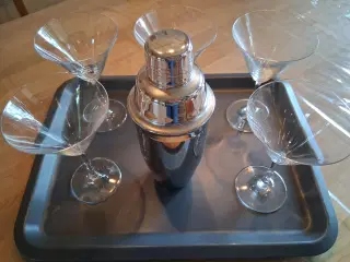 Cocktailshaker og 5 cocktailglas