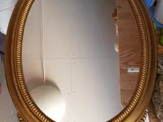 Ovalt spejl i guldramme