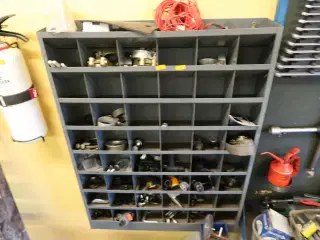 Sortimentsreol med div. Reservedele