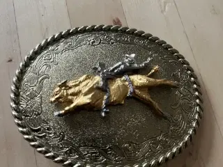 Stort bæltespænde med rodeo rytter på tyr