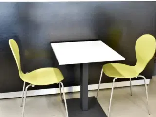 Cafebord med lysegrå plade og antracit fod.