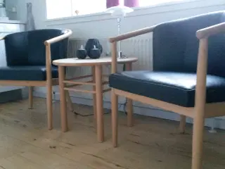 2 flotte loungestole med bord i sæbebøg og llæder