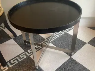 Bord: Rundt bakkebord / sidebord i metal