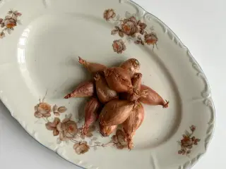 Fad, creme m orange blomster og blå kant