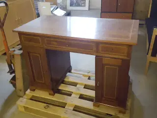 Smukt antikt skrivebord