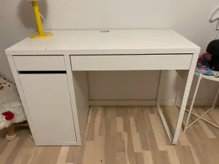 Micke skrivebord fra Ikea