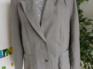 Blazer. Pardon. XL/42