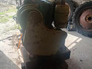 Hejsa jeg har den har fine gammel Deutz 4 cylinder