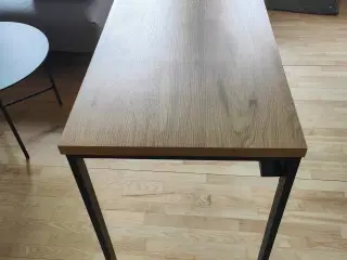 Skrivebord i træ