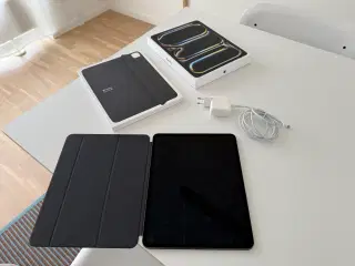 iPad Pro M4 13 tommer OLED iPad samt tilbehør