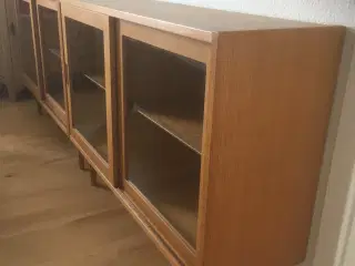 2 Skabe med glasskydelåger