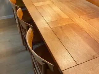 Massiv egetræs spisebord samt J 39 stole