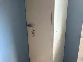Våbenskab + to våben
