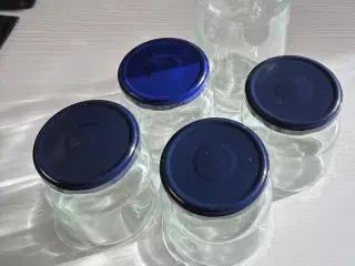  Glas med blå skruelåg
