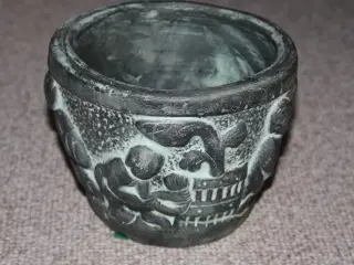 Potteskjuler med relief H.: 16 cm 