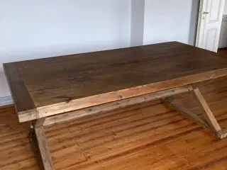Spisebord i rustikt træ