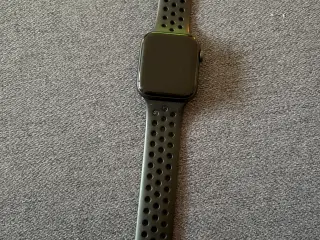 Apple Watch s6 Nike model med e-sim 44mm sort