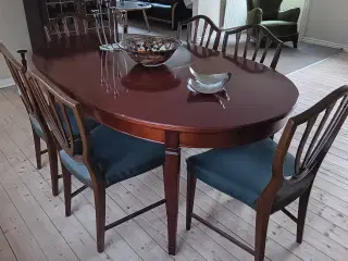 Meget flot Marhoni spisebord og 8 stole