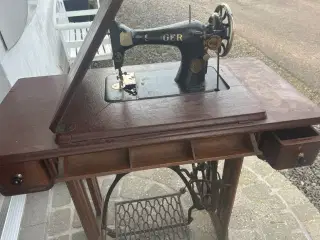 Symaskinebord med symaskine