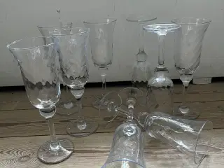 Smykket champagneglas med skrå optiske striber