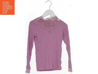 Langærmet bluse med blonde fra VRS (str. 122)