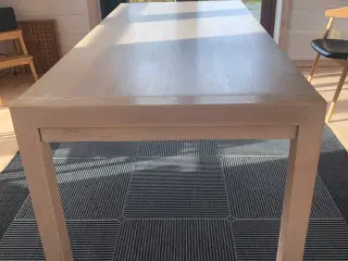 Spisebord i massiv hvidolieret egetræ