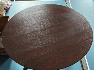 Lille rundt bord i mørkt træ