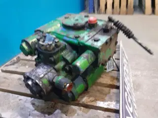 John Deere 1075 Hydrostatpumpe AH63271