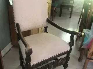 Gammel højrygget stol