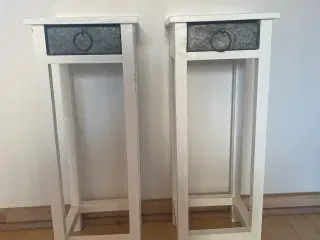 2x hvide natborde med metal skuffe 