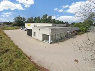 Centralt beliggende lager med kontor - facade til Køge Bugt Motorvejen