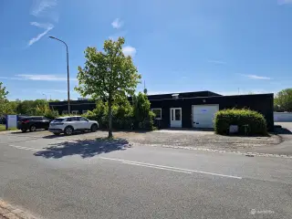 Kontor- og lagerejendom med synlig og central beliggenhed