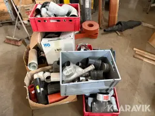 blandet parti VVS-materialer – rør, fittings, bøjninger, spændebånd, reparation-samlemuffer m.m