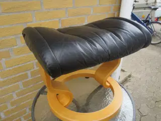 1 stk Fodskammel med sort læder 