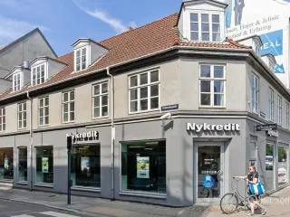 Spændende ejendom med stor synlighed med mulighed for etablering af klinik/kontor